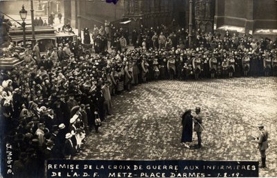 Första världskriget 1914-1918: överlämnande av krigskorset till sjuksköterskor från ADF (A.D.F.) i Metz, place d