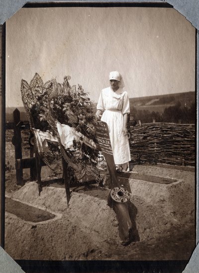 Första världskriget 1914-1918: sjuksköterska (Therese Pavillou?) i en blus på graven av den franske pilotsergeanten Roux, som dog vid 21 års ålder, i Couville, Manche, Basse-Normandie (Lagre Normandie), Frankrike. Anonymt fotografi juli 1917. Privat samlin av Anonymous Anonymous