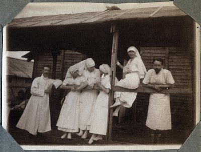 Första världskriget 1914-1918: sjuksköterskor och läkare i blus i Couville, Manche, Basse-Normandie (Basse Normandie), Frankrike. Anonymt fotografi juli 1917. Privat samling, Stella. av Anonymous Anonymous