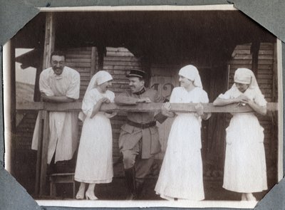 Första världskriget 1914-1918: sjuksköterskor i en rolig blus med soldater och en läkare i Couville, Manche, Basse-Normandie (Lagre Normandie), Frankrike. Anonymt fotografi juli 1917. Privat samling, Stella. av Anonymous Anonymous