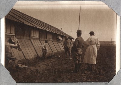 Första världskriget 1914-1918: sökande efter huvuden vid kanterna, lägret Couville i Engelska kanalen, Basse Normandie (Negre Normandie), Frankrike. Anonym fotografi maj 1917. Privat samling, Stella. av Anonymous Anonymous