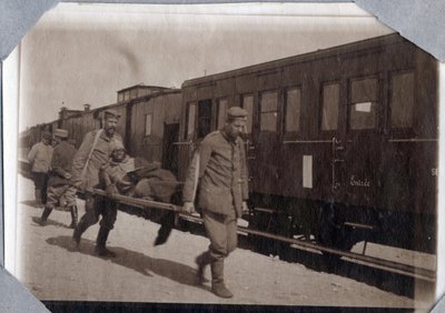 Första världskriget 1914-1918: soldatsår och bårar på en station i Engelska kanalen, Nedre Normandie (Nedre Normandie), Frankrike. Anonym fotografi maj 1917. Privat samling, Stella. av Anonymous Anonymous