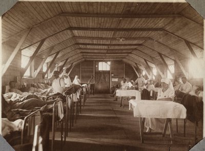 Första världskriget 1914-1918: sårade soldater och sjuksköterskor från det franska röda korset (röda korset), lägret Couville i Engelska kanalen, Basse-Normandie (Negre Normandie), Frankrike. Anonymt fotografi juli 1917. Privat samling, Stella. av Anonymous Anonymous