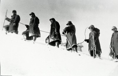 Första världskriget: Italienska alpina jägare (alpino eller alpini) under en bestigning av Anonymous Anonymous