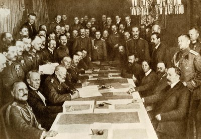 Första världskriget: undertecknande av fredsfördraget i Brest Litovsk (Brest-Litovsk) den 03/03/1917 mellan tyskarna och ryssarna. Bolsjevikriket har andra territorier än Tyskland. Representanter för centrala imperier (eller Trippelalliansen, Tyskland, Öst av Anonymous Anonymous