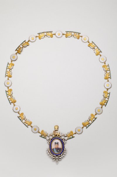 Iran - Imperial Porträttdekoration: Halsband med porträttet av Ahmad Shah, kung Qajar - början av 1900-talet av Anonymous Anonymous