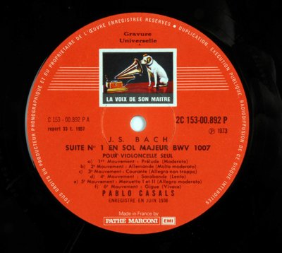Skivans etikett 33 varv (vinylskiva) av märket "EMI the voice of his master"" av Pablo Casals som tolkar 6-sviten för cello av Jean Sebastien Bach (Johann Sebastian Bach av Anonymous Anonymous