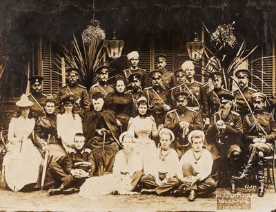 Medlemmar av familjen Romanov under sommarens militära manövrar i Krasnoye Selo (Sankt Petersburg) av Anonymous Anonymous