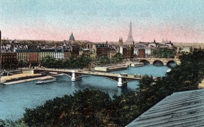 Paris: panorama över Seine med Eiffeltornet i bakgrunden. Fotografi från 1920 i "" Artistic Album"" av staden Paris. Privat samling. av Anonymous Anonymous