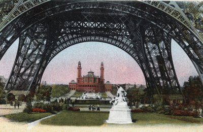 Paris: Palais du Trocadero sett under Eiffeltornet. Fotografi från 1920 i "" Artistic Album"" av staden Paris. Privat samling. av Anonymous Anonymous