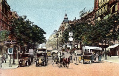 Paris: trafik på boulevard des Italians, en av stadens stora boulevarder. Fotografi från 1920 i "" Artistic Album"" av staden Paris. Privat samling. av Anonymous Anonymous