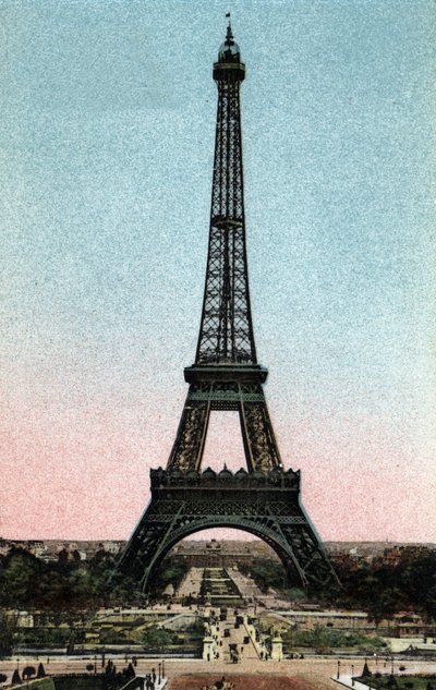 Paris: utsikt över Eiffeltornet byggt mellan 1887 och 1889 av Gustave Eiffel (1832-1923). Fotografi från 1920 i "" Artistic Album"" av staden Paris. Privat samling. av Anonymous Anonymous