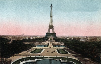 Paris: utsikt över Trocadero-trädgården med Eiffeltornet och bron Iena vid Seine. Fotografi från 1920 i "" Artistic Album"" av staden Paris. Privat samling. av Anonymous Anonymous
