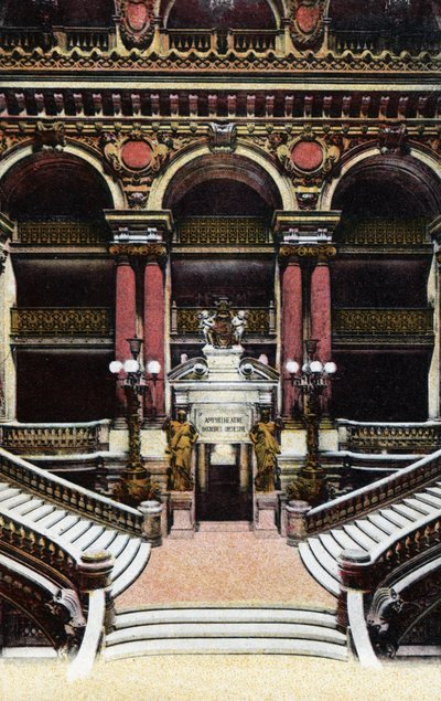 Paris: utsikt över den stora trappan till Opera Garnier. Fotografi från 1920 i "" Artistic Album"" av staden Paris. Privat samling. av Anonymous Anonymous