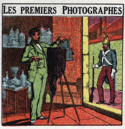 Fotografering: De första fotograferna på 1800-talet. Fotograf som porträtterar en soldat i sin studio. Anonym illustration från 1925. Privat samling. av Anonymous Anonymous