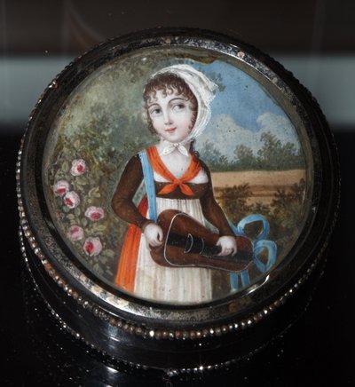 ""Porträtt av en ung flicka med en gurdy"" (Portrait of a Girl With Hurdy Gurdy) Anonym akvarell ca 1800 Privat samling av Anonymous Anonymous
