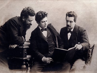 Porträtt av (från l. Till r.) Alberto Franchetti (1860-1942), Pietro Mascagni (1863-1945) och Giacomo Puccini (1858-1924) italienska kompositörer Fotografi. 1900 ca. Privat samling av Anonymous Anonymous