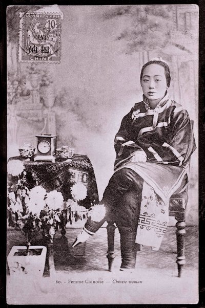 Porträtt av kinesisk kvinna i traditionell dräkt Hon har remsfötter - Fotografi från början av 1900-talet - Privat samling av Anonymous Anonymous