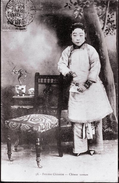 Porträtt av en ung kinesisk kvinna i traditionell kostym Hon har remsfötter - Fotografi från början av 1900-talet - Privat samling av Anonymous Anonymous