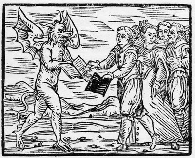 Satan presenterar en svart bok till anhängare i utbyte mot boken om evangelierna - "Compendium Maleficarum", handlar om häxor, deras olyckor och deras sortileges av Francesco Maria Guazzo eller Guaccio eller Guaccius (15?? -16??) 1608 privatsamling av Anonymous Anonymous