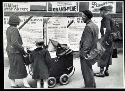 Andra världskriget (1939-1945): Förbipasserande läste mobiliseringsaffischerna i september 1939 av Anonymous Anonymous