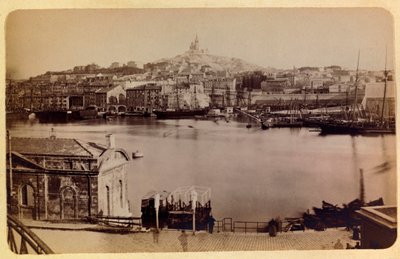 Staden Marseille och dess omgivningar runt 1885 -1890: Den gamla hamnen och Notre Dame de la Garde, Privat samling av Anonymous Anonymous