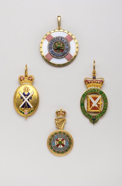 Storbritannien - Order of Thistle - Vänster: Insignier av härold av skotska vapen, detta insignium är inte exklusivt kopplat till Order of Thistle, mitten av 1700-talet, Guld och Emals, H 7 cm; b 3,8 cm; vikt: 36 g - Höger: insignier för dekanus vid O av Anonymous Anonymous