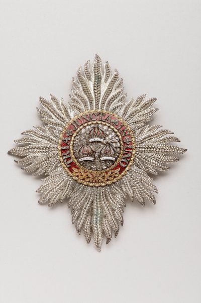 Storbritannien - Order of the Bath: Riddarplakett tillhörande George IV (1762-1830), regent, dåvarande kung av England (1820-1830) - Tillverkad av Rundell, Bridge & Rundell, London - 1813 - Guld, silver, diamanter och emaljer - H 11,9 cm; b 10,6 cm; vikt: av Anonymous Anonymous