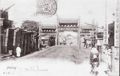 Vy över en port till staden Pekin, Kina, fotografi från 1906 - Privat samling av Anonymous Anonymous