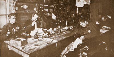 I Hut under midvintern ägnade sig männen åt att sy pälsar till kläder som skulle användas under vårens pulka, pub. London 1907 (s/v foto) av Anthony Fiala