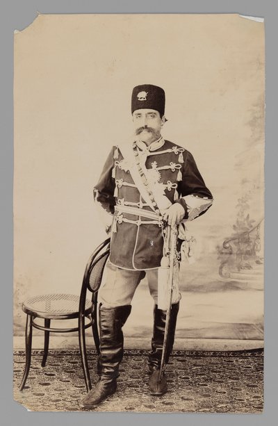 Hellängdsporträtt av Mozaffar al-Din Shah, sent 1800-tidigt 1900-tal (silvergelatintryck) av Antoin Sevruguin