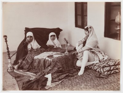 Kvinnor som vilar i harem (silveralbuminfoto) av Antoin Sevruguin