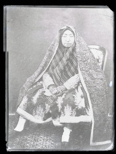 Studioporträtt: Nasir Al-Din Shahs mor, Mahd-i Awliya (s/v foto) av Antoin Sevruguin