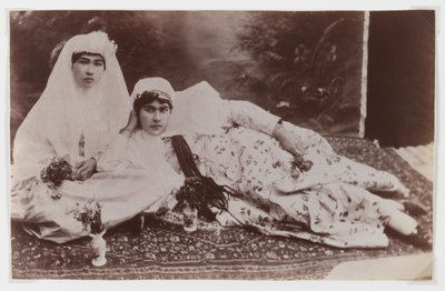 Kvinnor poserar med buketter (silveralbuminfoto) av Antoin Sevruguin