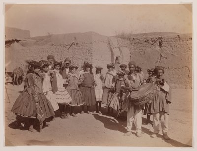 Grupp kvinnor som dansar i stamdräkt (silveralbumintryck) av Antoin Sevruguin