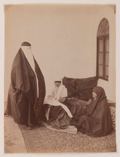 Två beslöjade kvinnor och ett barn (silveralbuminfoto) av Antoin Sevruguin