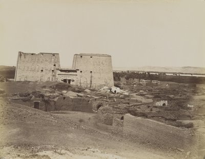 Edfu, utsikt över Pylon och Village av Antonio Beato