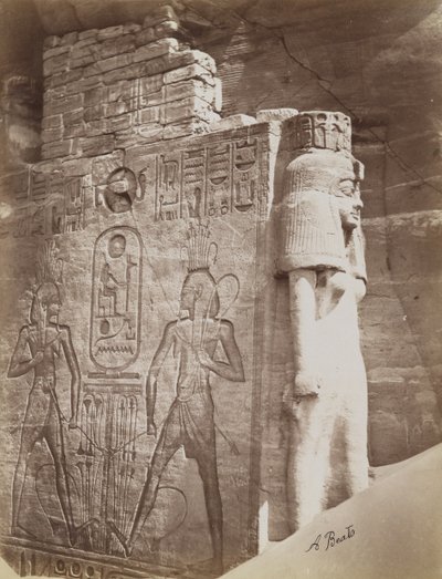 Drottning vid Abu Simbels tempel, detaljvy av tronen och drottningen nedanför den sittande kolossen av Ramesses II vid norra sidan av ingången till Södra templet av Antonio Beato