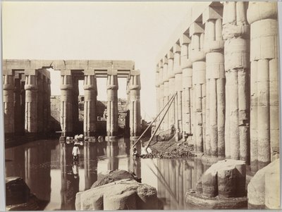 Luxortemplet (Utsikt över Amenhotep III:s domstol) (albumin silverfoto) av Antonio Beato