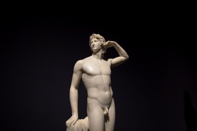 MILAN, ITALIEN - juni 2020: den antika skulpturen Apollo Crowing Himself - 1782 - Ant..., 2019 (foto) av Antonio Canova