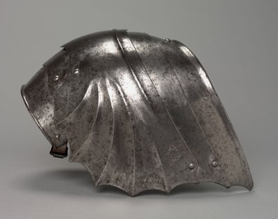 Gotisk solfjäderformad pauldron, ca 1485-1500 (stål) av Antonio Missaglia