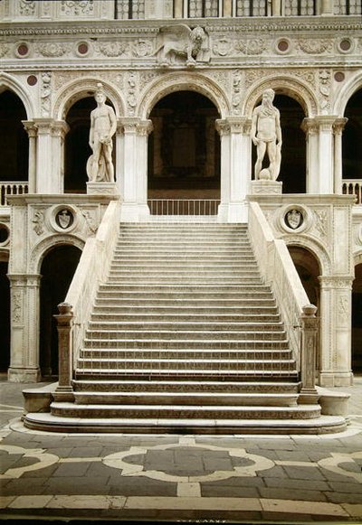 Utsikt över Scala dei Giganti, designad av Antonio Rizzo med statyer av Mars och Neptunus av Jacopo Sansovino (1486-1570) av Antonio Rizzo