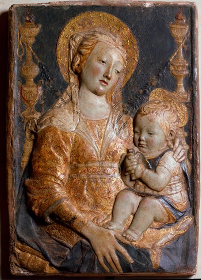 Jungfru och barn. Låg polykrom relief av Antonio Rossellino