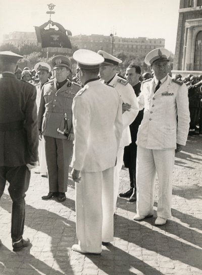 Album "MVSN- Blackshirts": Carlo Delcroix krigsslut och guldmedaljen i vit uniform från "Corporal of Honour" från MVSN (s/v foto) av Antonio Savio
