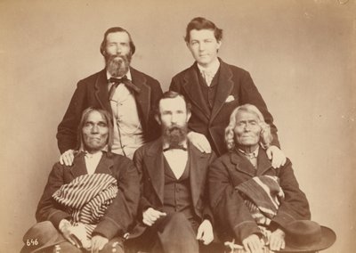 Alexander Gardner, William Henry Jackson och Antonio Zeno Shindler med Pueblo-delegaterna Alejandro Padilla, guvernör i Isleta, och Ambrosio Abeita, före detta guvernör i Isleta,1868 (foto) av Antonion Zeno Shindler