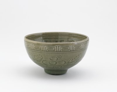 Serveringsskål i stil med Longquan ware, Serveringsskål (hachi), tidigt 1800-tal (stengods med celadonglasyr) av Aoki (attr. to) Mokubei