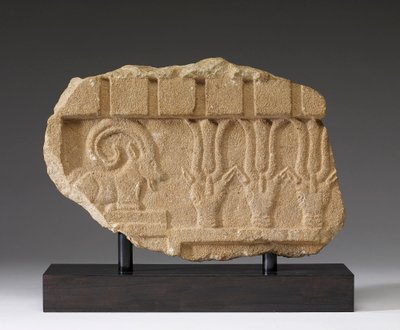Fragment av en fris med en stenbock och oryxer, 500-400-talet f.Kr. (kalksten) av Arabian South