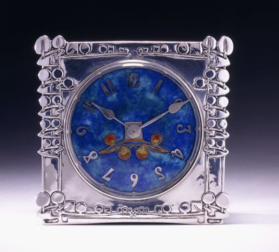 En fyrkantig klocka med keltiskt motiv i Arts & Crafts-stil av Archibald Knox