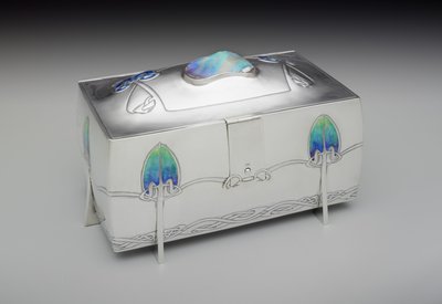 Box (modell 652 variant) av Archibald Knox