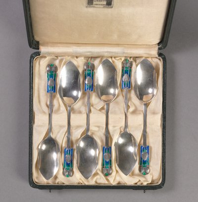 Set med sex skedar i originalkartong, tillverkare Liberty and Company, ca 1895-1910 av Archibald Knox